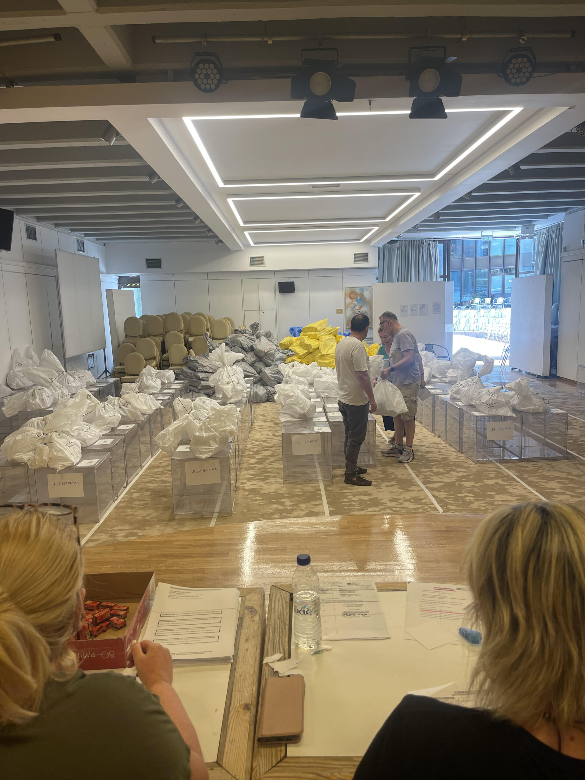 Ευρωεκλογές 2024: Ξεκίνησε η διαδικασία παράδοσης του εκλογικού υλικού στους δικαστικούς αντιπροσώπους