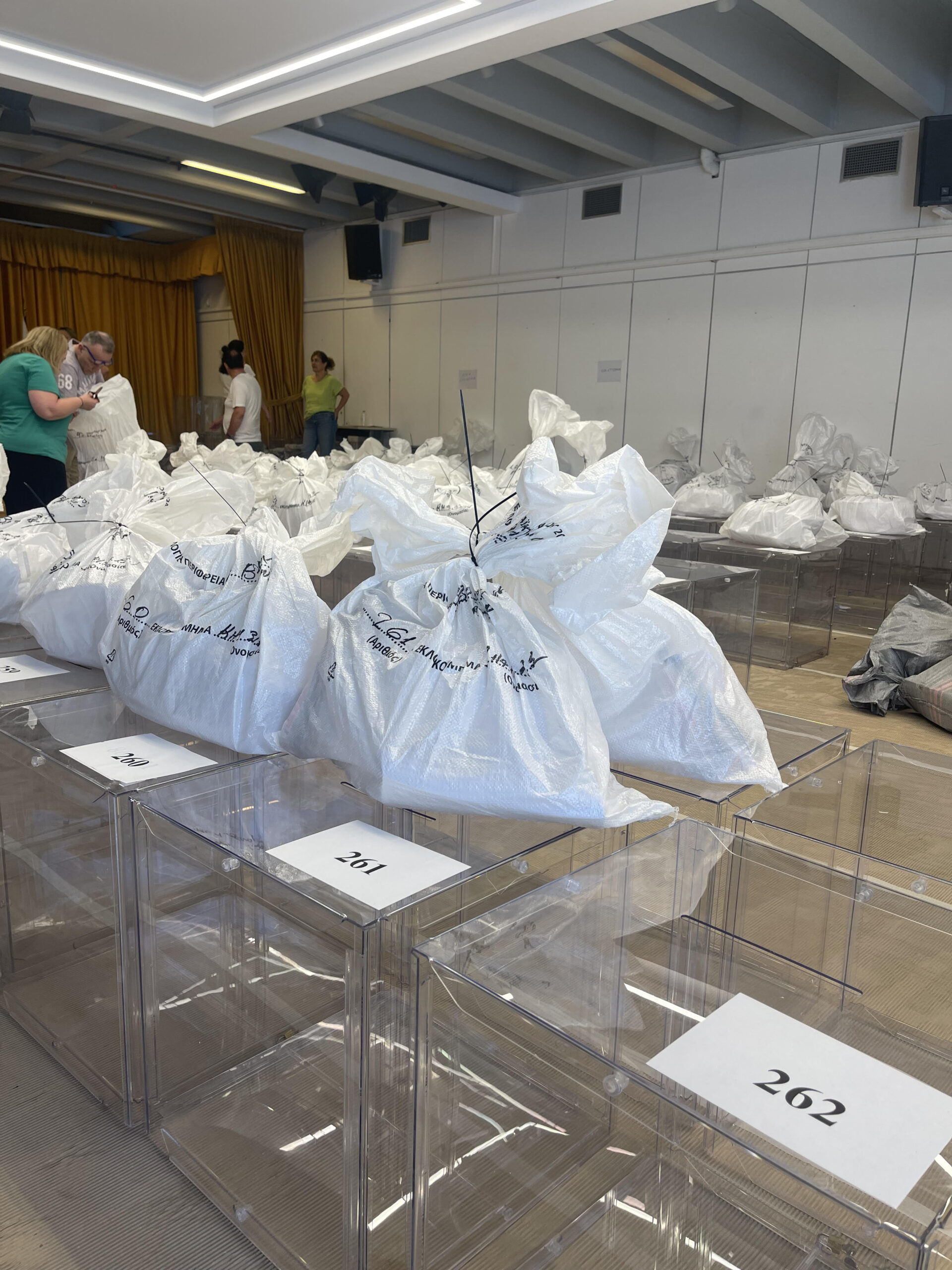 Ευρωεκλογές 2024: Ξεκίνησε η διαδικασία παράδοσης του εκλογικού υλικού στους δικαστικούς αντιπροσώπους